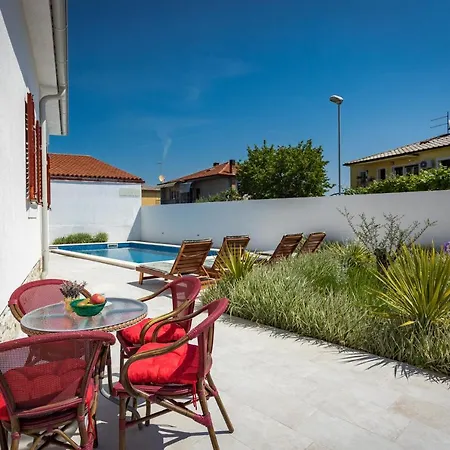 Casa Grotta Istriana Mit Neu Pool Near Center In בית נופש פולה