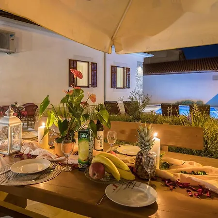 펜션 Casa Grotta Istriana Mit Neu Pool Near Center In 풀라