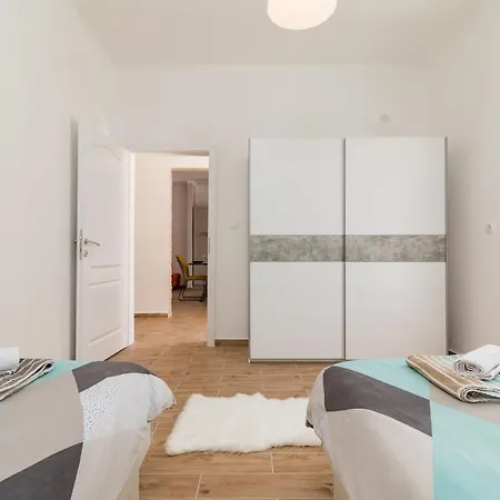 Casa Grotta Istriana Mit Neu Pool Near Center In بيت للعطل